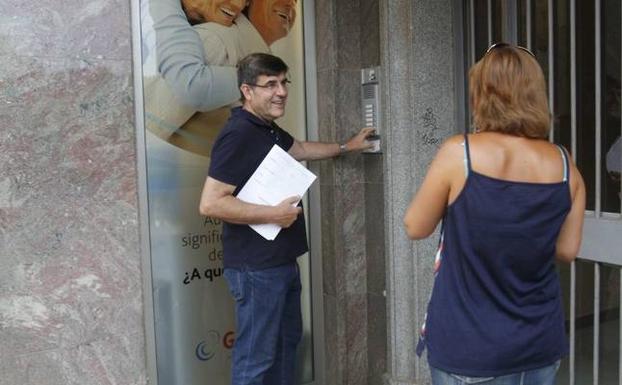 Francisco Aznar entrando en la sede del PSOE para reunirse con su agrupación.