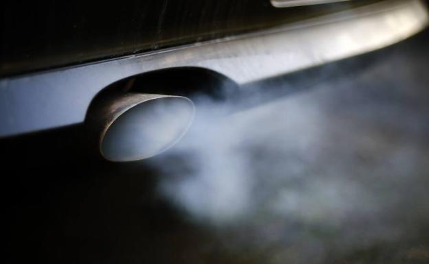 Tubo de escape expulsando gases en un coche diesel.