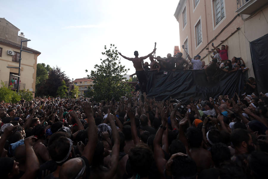 Miles de personas celebran en Baza (Granada) la centenaria fiesta del Cascamorras, declarada de Interés Turístico Internacional desde el 2013. Han impedido con miles de kilos de pintura negra que el enviado del vecino municipio de Guadix venza al llegar limpio a la iglesia de la Merced