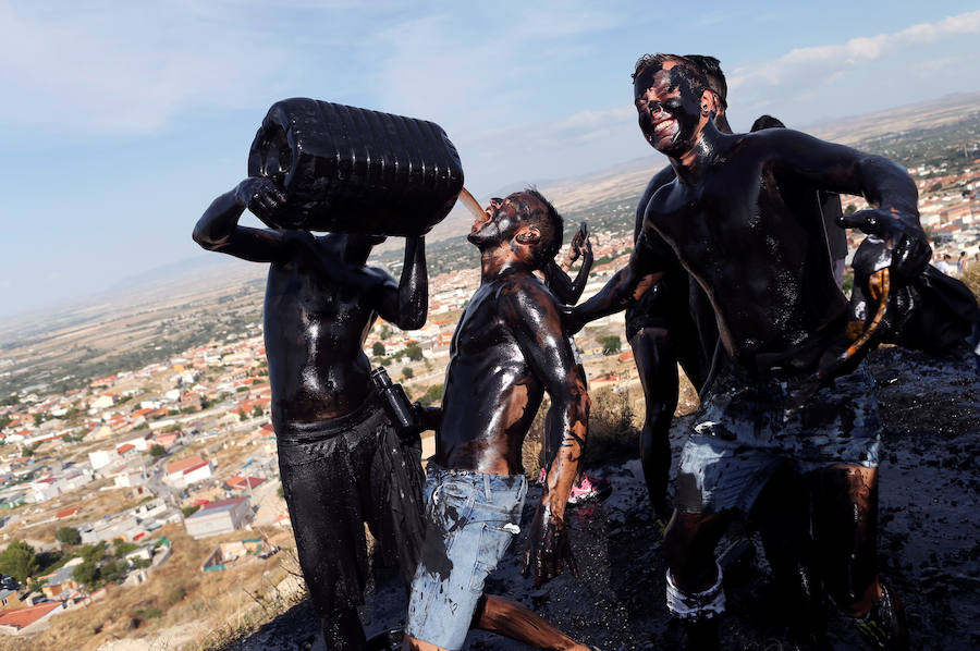 Miles de personas celebran en Baza (Granada) la centenaria fiesta del Cascamorras, declarada de Interés Turístico Internacional desde el 2013. Han impedido con miles de kilos de pintura negra que el enviado del vecino municipio de Guadix venza al llegar limpio a la iglesia de la Merced