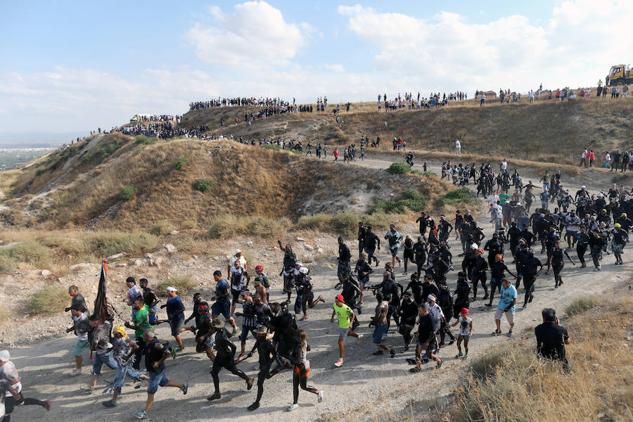 Miles de personas celebran en Baza (Granada) la centenaria fiesta del Cascamorras, declarada de Interés Turístico Internacional desde el 2013. Han impedido con miles de kilos de pintura negra que el enviado del vecino municipio de Guadix venza al llegar limpio a la iglesia de la Merced