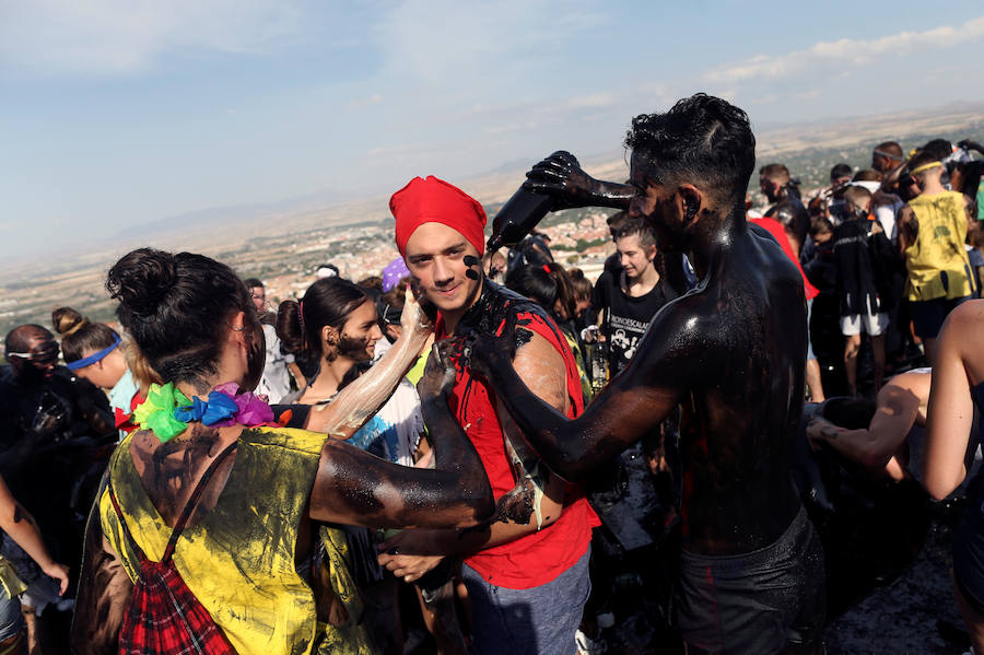 Miles de personas celebran en Baza (Granada) la centenaria fiesta del Cascamorras, declarada de Interés Turístico Internacional desde el 2013. Han impedido con miles de kilos de pintura negra que el enviado del vecino municipio de Guadix venza al llegar limpio a la iglesia de la Merced