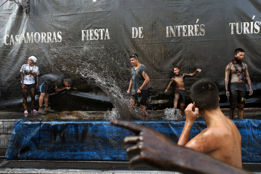 Miles de personas celebran en Baza (Granada) la centenaria fiesta del Cascamorras, declarada de Interés Turístico Internacional desde el 2013. Han impedido con miles de kilos de pintura negra que el enviado del vecino municipio de Guadix venza al llegar limpio a la iglesia de la Merced