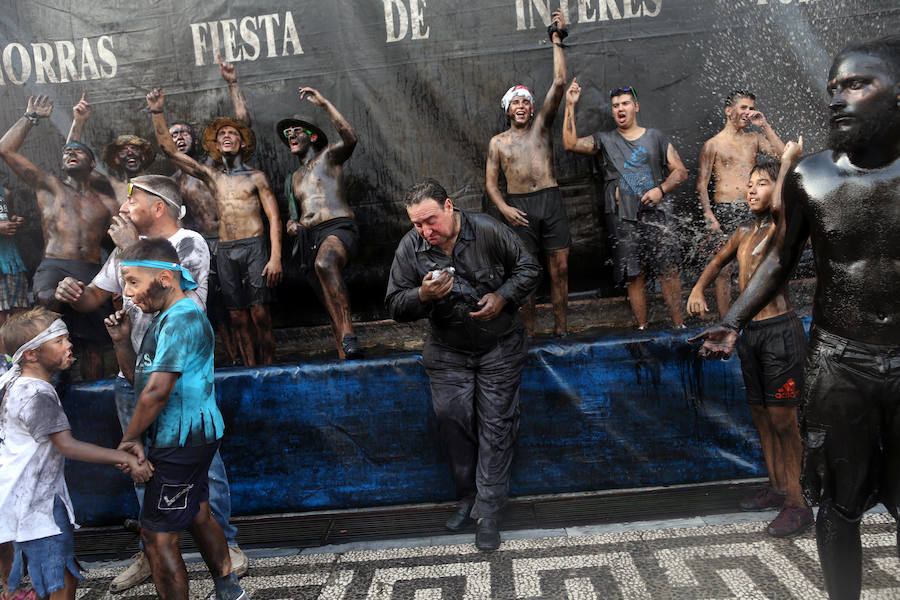 Miles de personas celebran en Baza (Granada) la centenaria fiesta del Cascamorras, declarada de Interés Turístico Internacional desde el 2013. Han impedido con miles de kilos de pintura negra que el enviado del vecino municipio de Guadix venza al llegar limpio a la iglesia de la Merced