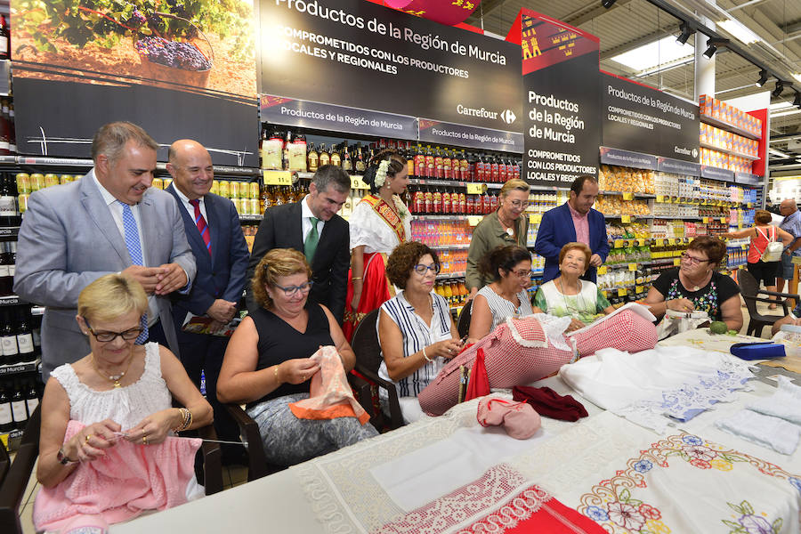 El consejero de Agua, Agricultura, Ganadería y Pesca, Miguel Ángel del Amor, ha inaugurado este jueves esta muestra organizada por Carrefour