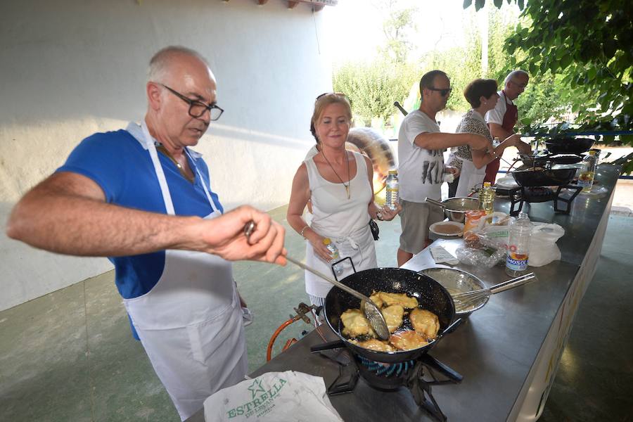 Más de medio centenar de aspirantes participan en el I Concurso Regional para elegir la mejor pieza de esta joya gastronómica. La sede de la Federación de Peñas Huertanas acogió ayer la primera semifinal