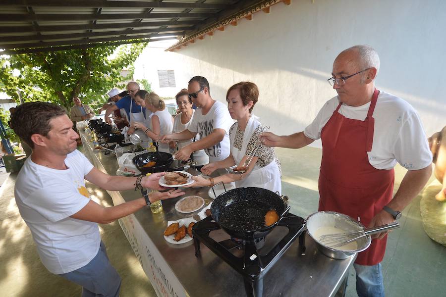 Más de medio centenar de aspirantes participan en el I Concurso Regional para elegir la mejor pieza de esta joya gastronómica. La sede de la Federación de Peñas Huertanas acogió ayer la primera semifinal