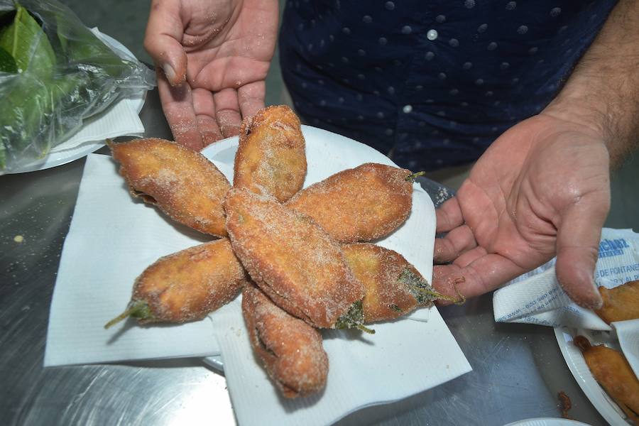 Más de medio centenar de aspirantes participan en el I Concurso Regional para elegir la mejor pieza de esta joya gastronómica. La sede de la Federación de Peñas Huertanas acogió ayer la primera semifinal
