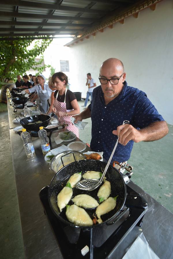 Más de medio centenar de aspirantes participan en el I Concurso Regional para elegir la mejor pieza de esta joya gastronómica. La sede de la Federación de Peñas Huertanas acogió ayer la primera semifinal