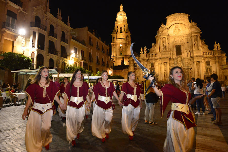 Moros y Cristianos convocan con un pasacalles a la ciudad para celebrar esta tarde el 35º aniversario de su fundación