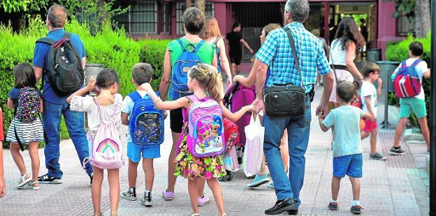 Más de 128.000 alumnos de varios municipios -en la foto, los del colegio San Pablo de Murcia- volvieron ayer a las aulas. 