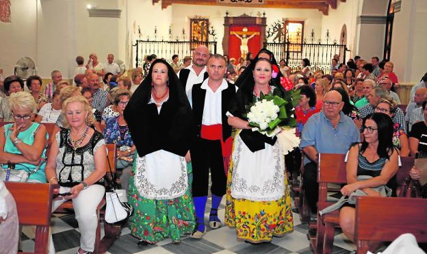 Decenas de lorquinos acudieron, ayer por la tarde, al santuario para llevarle flores a Santa María la Real de las Huertas. 