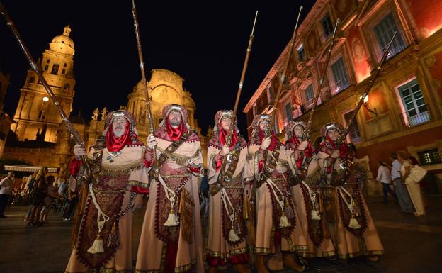 Galería. Pasacalles de Moros y Cristianos en Murcia.