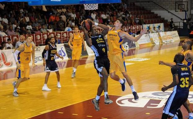 Uno de los instantes del partido entre Herbalife Gran Canaria y UCAM.