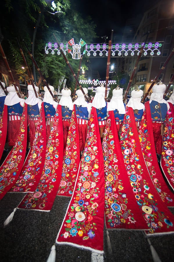 Este año, como novedad, el bando moro, encabezado por el rey Aben Hud, abre el desfile