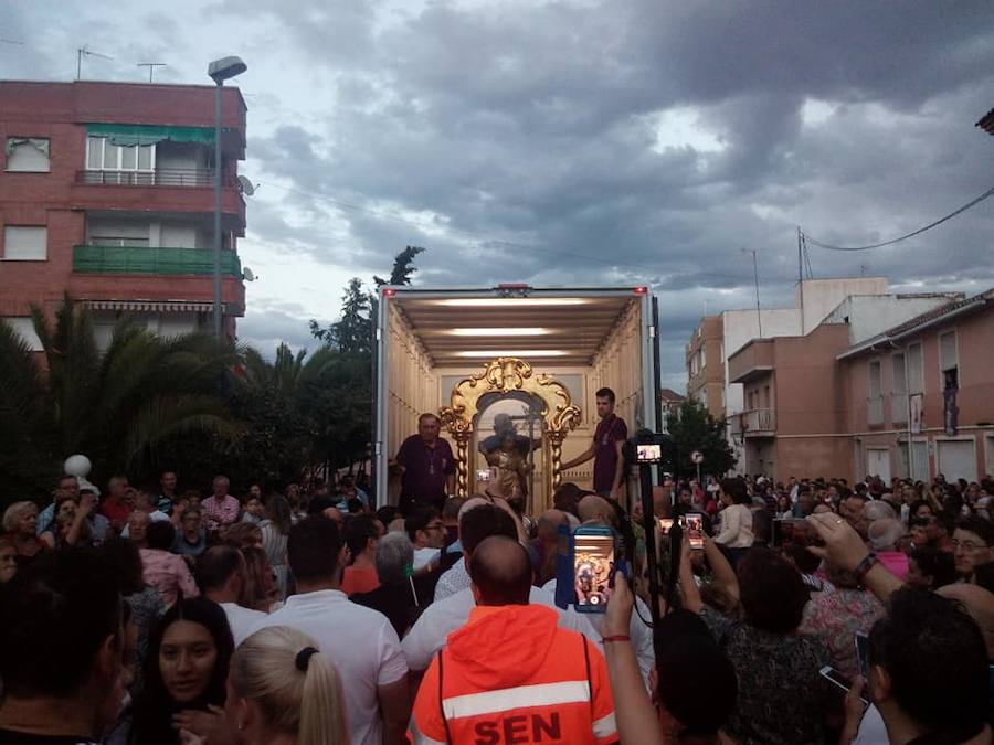 Miles de romeros acompañan la imagen sagrada desde su santuario al Real Monasterio de la Encarnación, dando inicio a las fiestas patronales de Mula