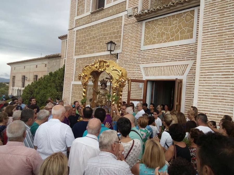 Miles de romeros acompañan la imagen sagrada desde su santuario al Real Monasterio de la Encarnación, dando inicio a las fiestas patronales de Mula