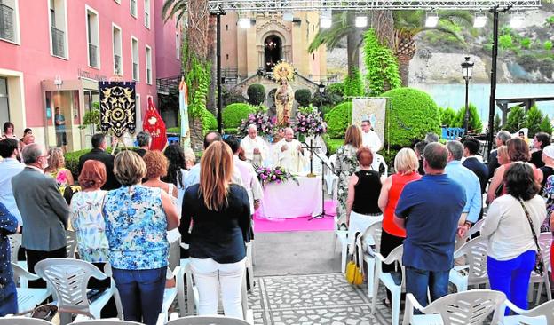 Los asistentes a la celebración en el balneario. 