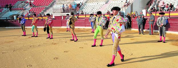 Los alumnos de las escuelas taurinas participantes en la clase práctica, en Murcia. 