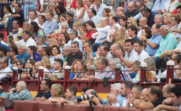 Galería. El tendido, en la primera corrida de la Feria de Murcia.