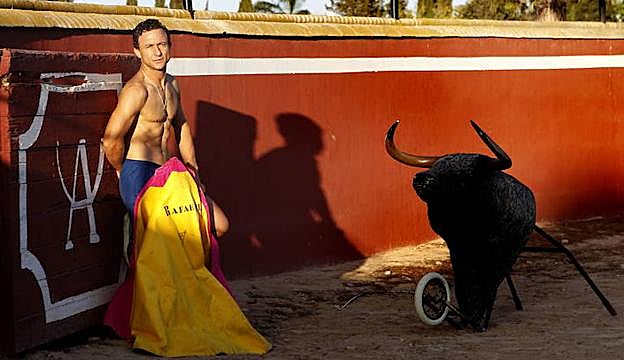 Rafaelillo posa con el capote en la finca de San Pedro del Pinatar donde se entrena estos días.