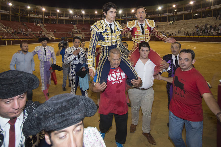 El torero murciano y el diestro francés cortan dos orejas cada uno y salen a hombros de La Condomina tras lidiar una buena corrida de Parladé