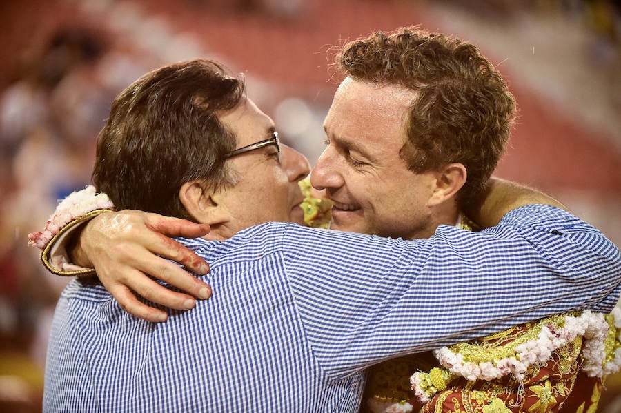 El torero murciano y el diestro francés cortan dos orejas cada uno y salen a hombros de La Condomina tras lidiar una buena corrida de Parladé