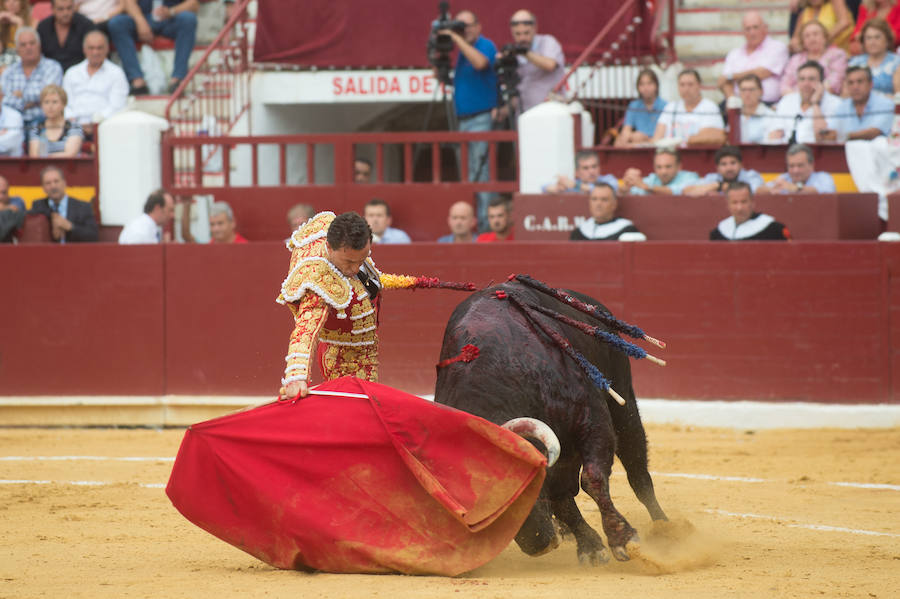 El torero murciano y el diestro francés cortan dos orejas cada uno y salen a hombros de La Condomina tras lidiar una buena corrida de Parladé