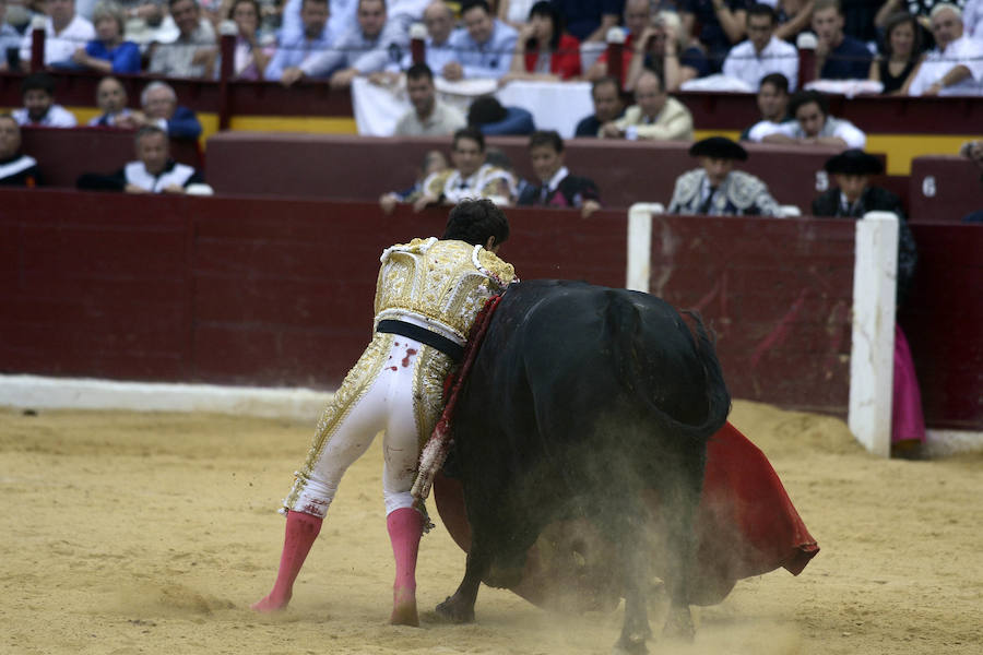 El lorquino triunfa cortando cuatro orejas y sale a hombros con El Juli, mientras que Manzanares se va de vacío en la Feria Taurina de Murcia