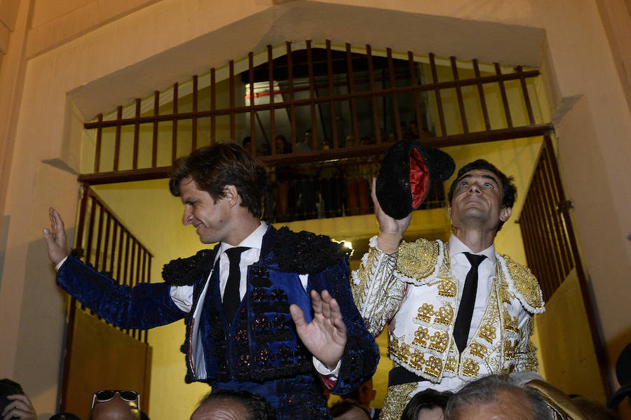 El lorquino triunfa cortando cuatro orejas y sale a hombros con El Juli, mientras que Manzanares se va de vacío en la Feria Taurina de Murcia