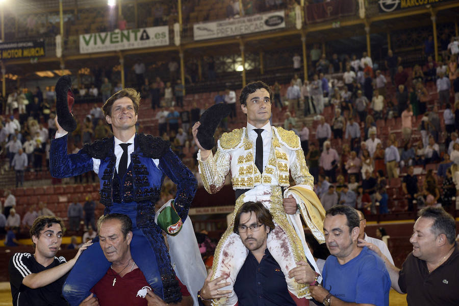El lorquino triunfa cortando cuatro orejas y sale a hombros con El Juli, mientras que Manzanares se va de vacío en la Feria Taurina de Murcia