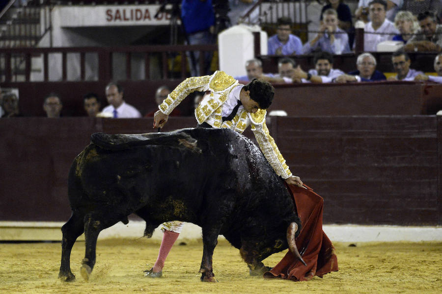 El lorquino triunfa cortando cuatro orejas y sale a hombros con El Juli, mientras que Manzanares se va de vacío en la Feria Taurina de Murcia