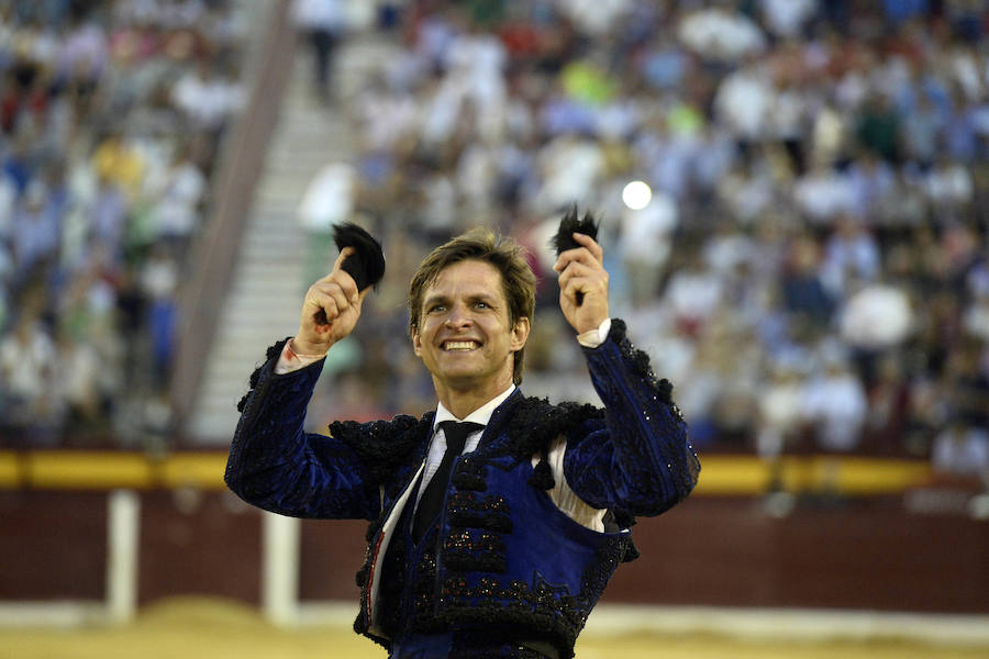 El lorquino triunfa cortando cuatro orejas y sale a hombros con El Juli, mientras que Manzanares se va de vacío en la Feria Taurina de Murcia