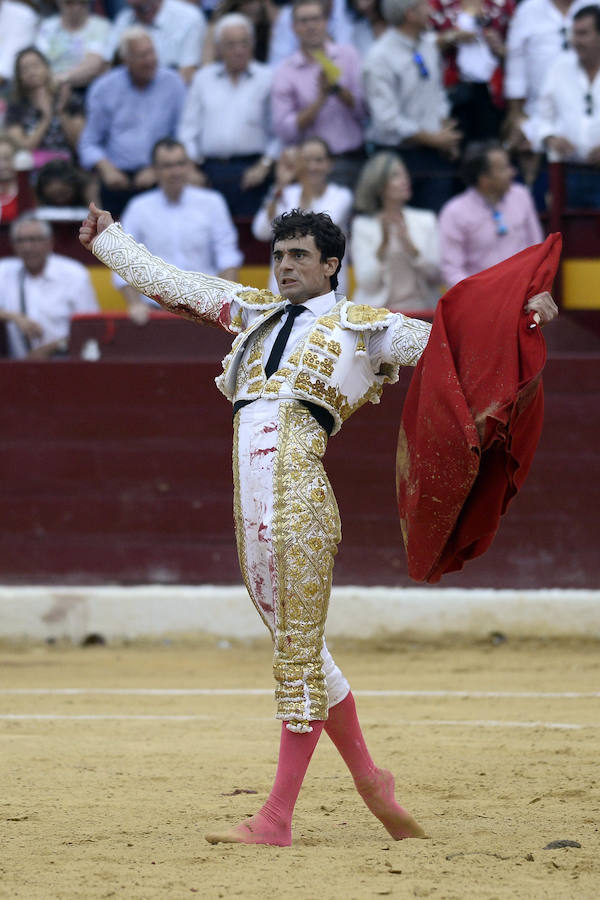 El lorquino triunfa cortando cuatro orejas y sale a hombros con El Juli, mientras que Manzanares se va de vacío en la Feria Taurina de Murcia