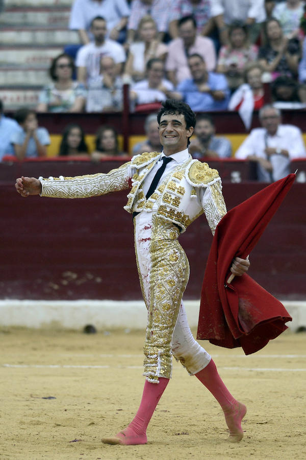 El lorquino triunfa cortando cuatro orejas y sale a hombros con El Juli, mientras que Manzanares se va de vacío en la Feria Taurina de Murcia