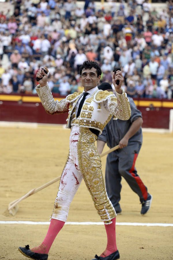 El lorquino triunfa cortando cuatro orejas y sale a hombros con El Juli, mientras que Manzanares se va de vacío en la Feria Taurina de Murcia