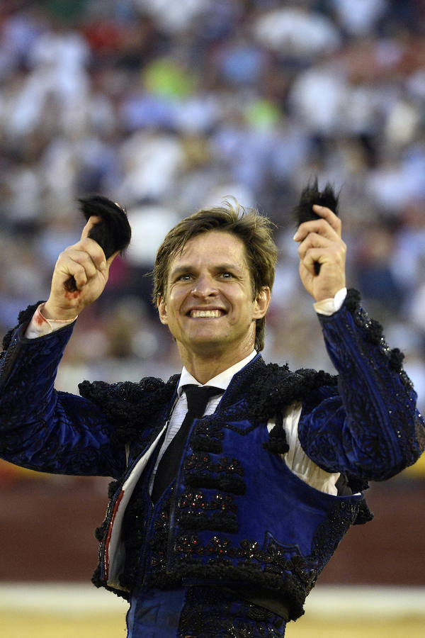 El lorquino triunfa cortando cuatro orejas y sale a hombros con El Juli, mientras que Manzanares se va de vacío en la Feria Taurina de Murcia