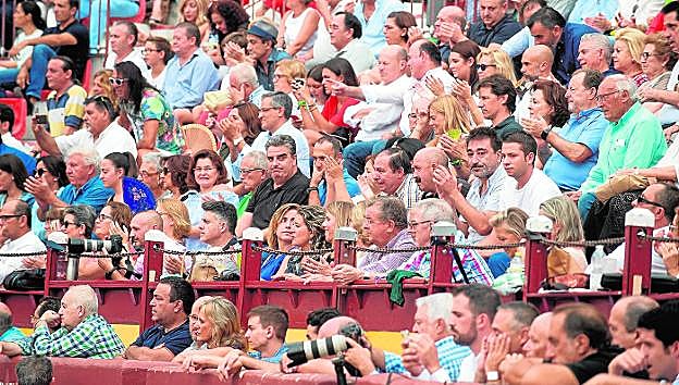 El público asistente ayer a la plaza de toros, atento al ruedo. 