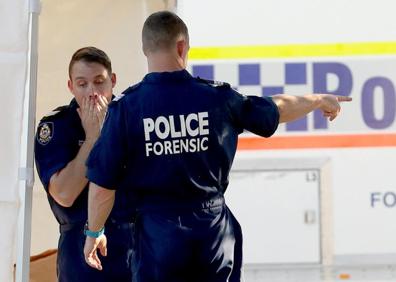 Imagen secundaria 1 - Arriba, el traslado de uno de los cuerpos. Abajo, imágenes de varios agentes. 