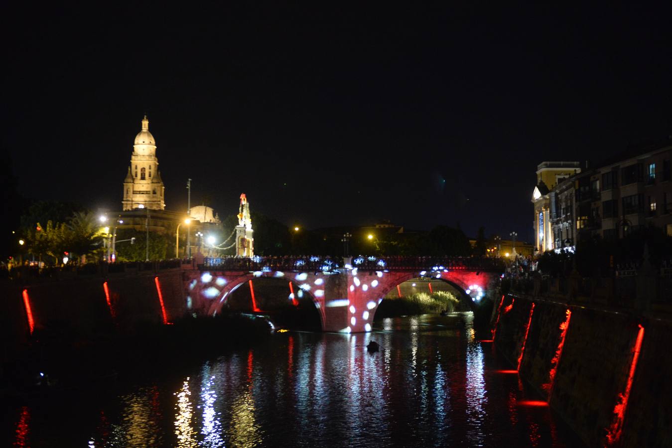 El Puente Viejo se convirtió la noche del lunes en el escenario de un espectáculo de luz, música y palabras para conmemorar el 300 aniversario del inicio de su construcción, que tuvo lugar el 10 de septiembre de 1718