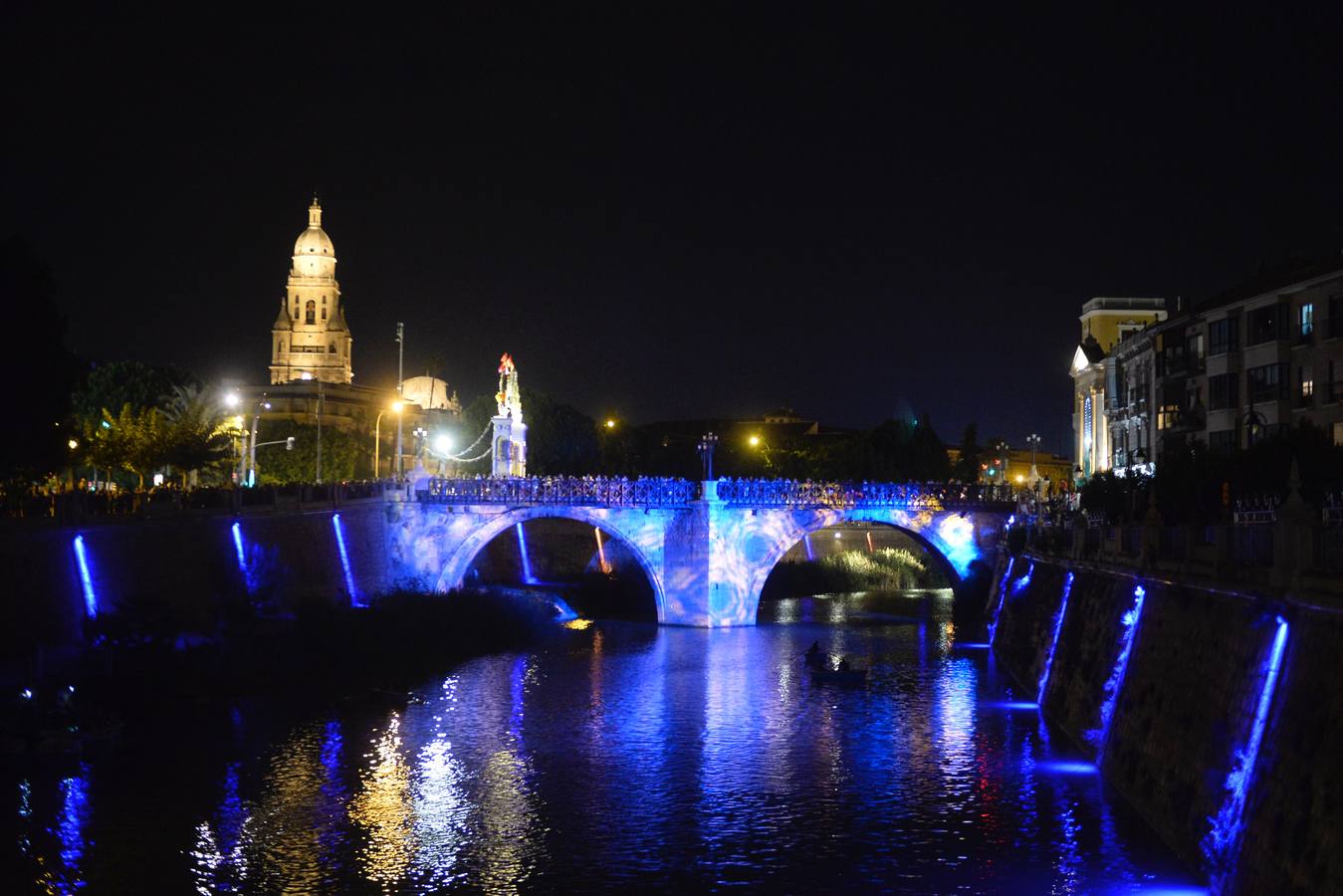 El Puente Viejo se convirtió la noche del lunes en el escenario de un espectáculo de luz, música y palabras para conmemorar el 300 aniversario del inicio de su construcción, que tuvo lugar el 10 de septiembre de 1718