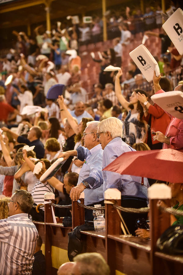 Muchos esperaron a última hora para ver si la lluvia respetaba la celebración del fesjo. El público transmitió su cariño a Rafaelillo en su vuelta a La Condomina