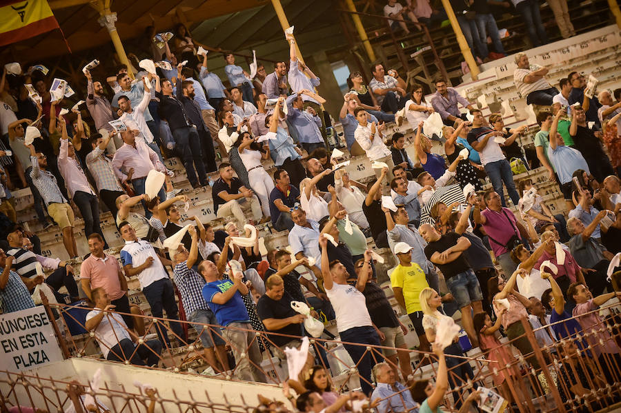 Muchos esperaron a última hora para ver si la lluvia respetaba la celebración del fesjo. El público transmitió su cariño a Rafaelillo en su vuelta a La Condomina