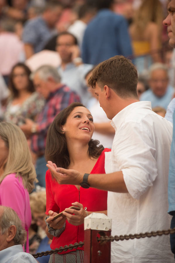 Muchos esperaron a última hora para ver si la lluvia respetaba la celebración del fesjo. El público transmitió su cariño a Rafaelillo en su vuelta a La Condomina