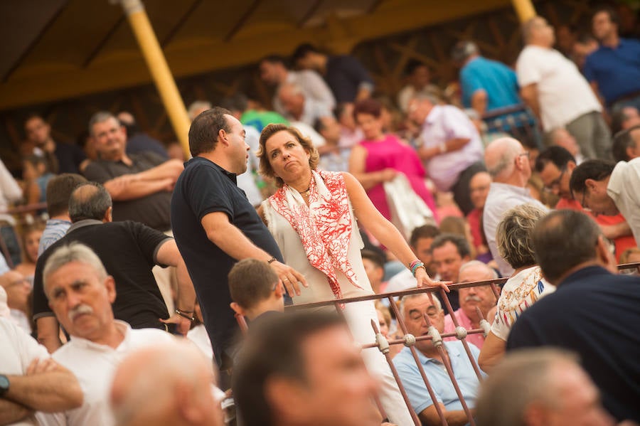 Muchos esperaron a última hora para ver si la lluvia respetaba la celebración del fesjo. El público transmitió su cariño a Rafaelillo en su vuelta a La Condomina