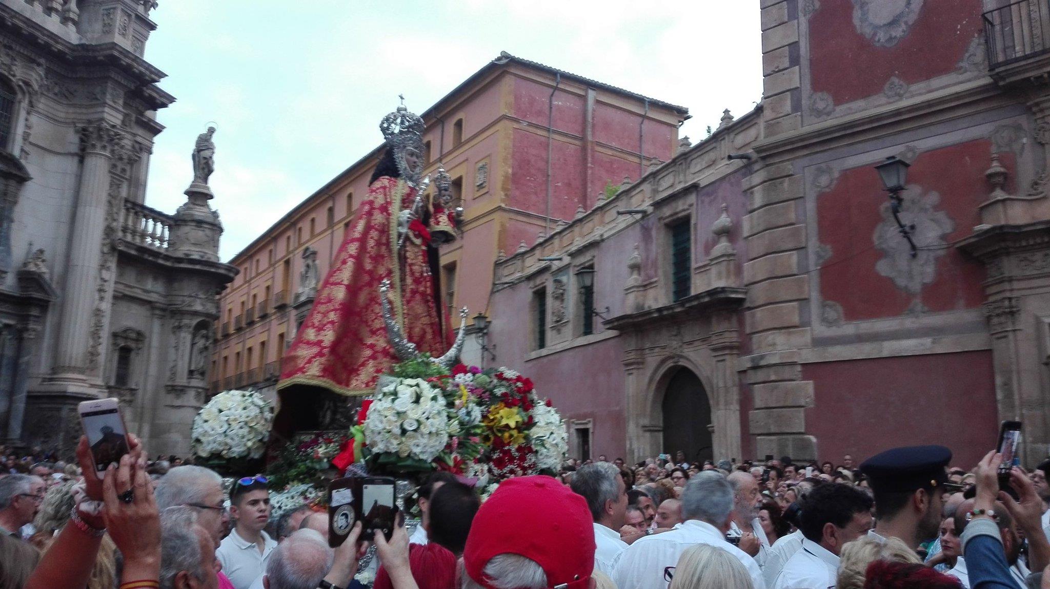 Una multitud de murcianos han acompañado a su Patrona en su tradicional romería por la ciudad
