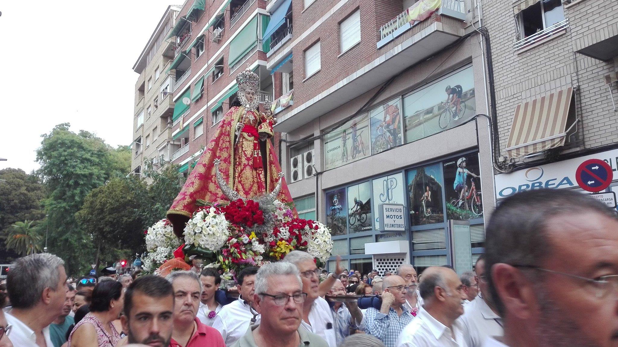 Una multitud de murcianos han acompañado a su Patrona en su tradicional romería por la ciudad
