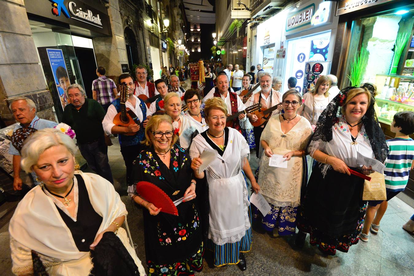 La Cuadrilla de Patiño y doce peñas huertanas protagonizaron este lunes por la noche un desfile por el casco antiguo, desde la plaza de Romea hasta la Catedral para concluir en el altar mayor, donde cantaron ante la Patrona la Ronda de Despedida.