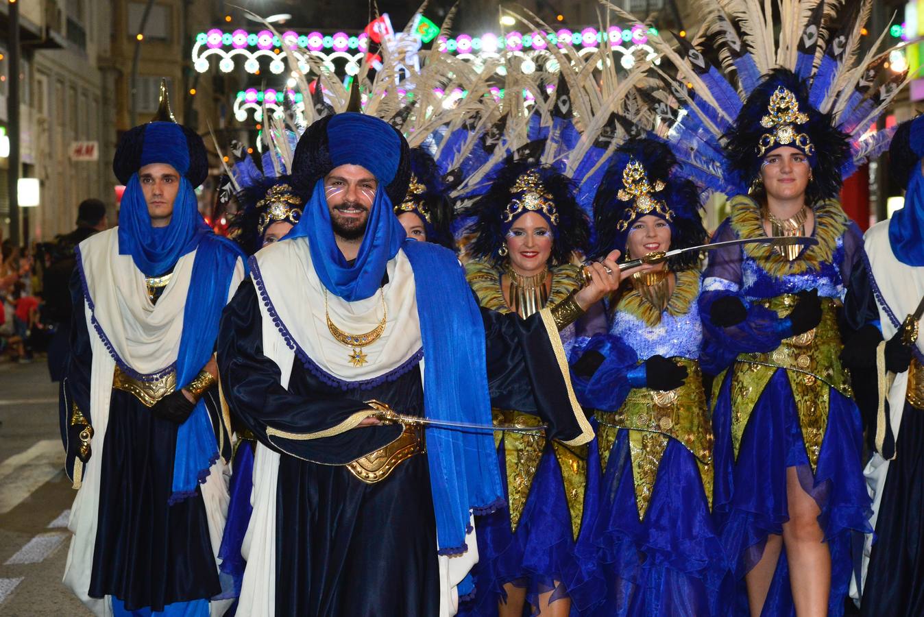 Moros y Cristianos disfrutaron este lunes de su última gran noche de fiesta tras la espléndida representación de la fundación de Murcia y el pasacalles donde conmemoraron la entrega de las llaves de la ciudad al Infante Alfonso de Castilla por parte del Rey Moro, Aben Hud