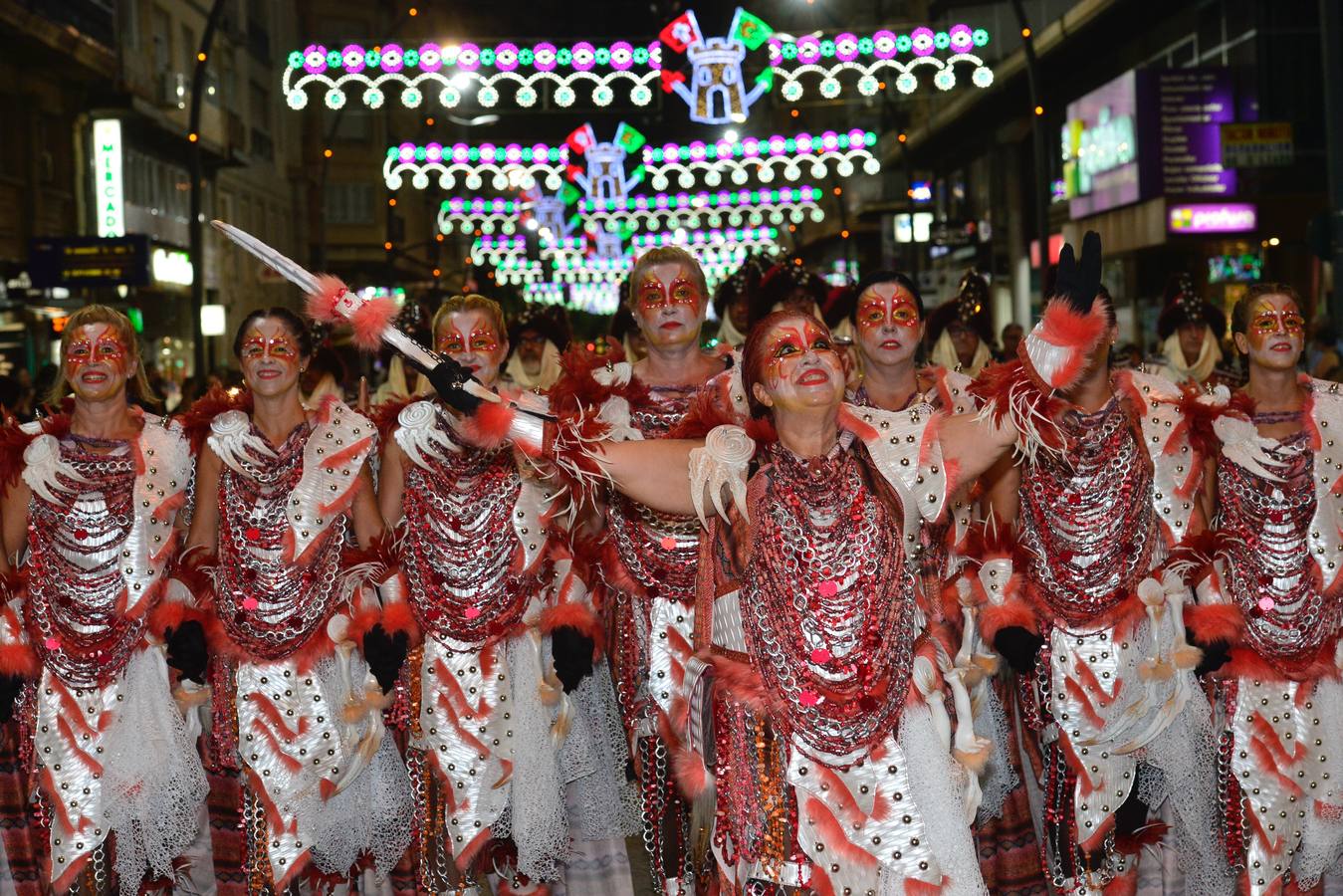 Moros y Cristianos disfrutaron este lunes de su última gran noche de fiesta tras la espléndida representación de la fundación de Murcia y el pasacalles donde conmemoraron la entrega de las llaves de la ciudad al Infante Alfonso de Castilla por parte del Rey Moro, Aben Hud